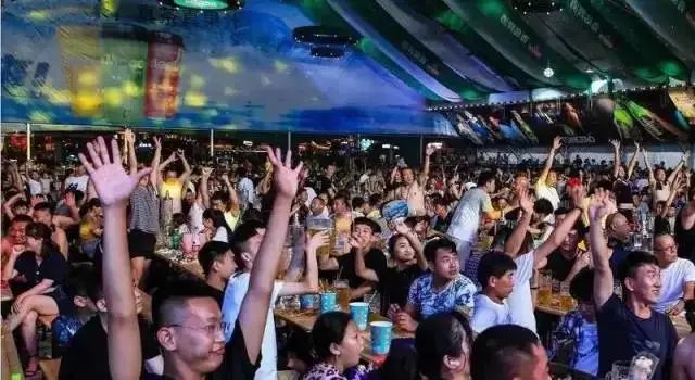 青州不夜城首屆海鮮啤酒節盛大開幕，福利多多，趕緊行動起來！