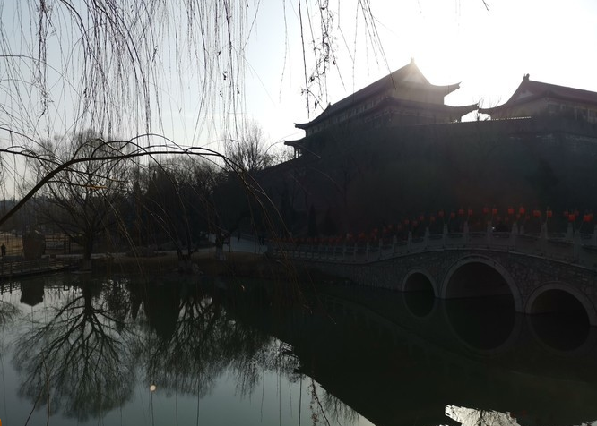 百看不厭青州城，又是今朝范公亭