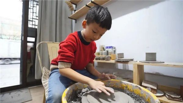 青州市魯班工坊的陶藝坊舉辦公益性彩陶課