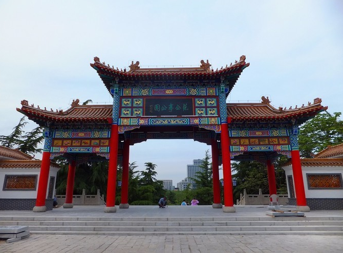 范公亭里，景色如許