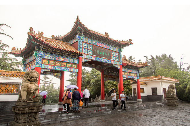 雨中范公亭：煙雨蒙蒙唱青州